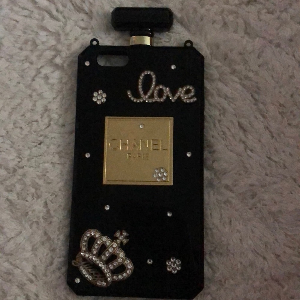 Black case with gold details for an IPhone 6s Plus